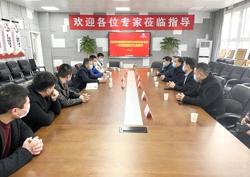 （1）副校长张继波介绍学校教学工作