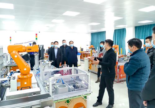 （2）参观学校工业机器人集成应用实训室