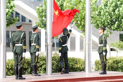 （2）校国旗队执行升旗任务