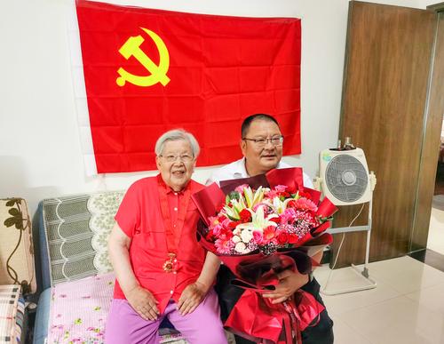 （2）胡希廉老师和邵元辉在党旗下亲切合影