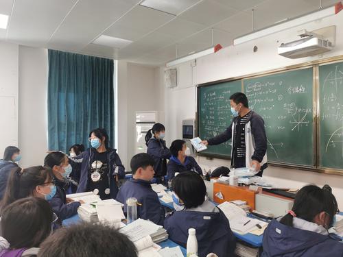 2.口罩发放到每个同学手中