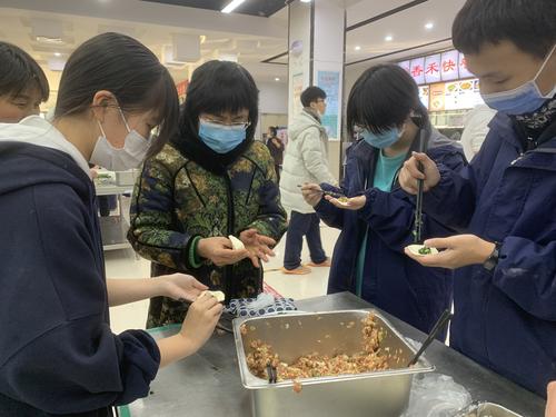 3校长韦艳春和同学们一起包饺子