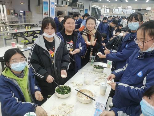 4班主任带领学生们一起包饺子