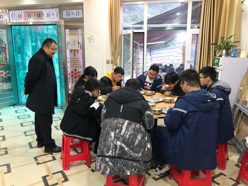 校党委书记邵元辉查看写生学生饮食起居