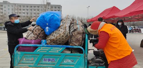 3学校安排老师为返校学生搬运行李