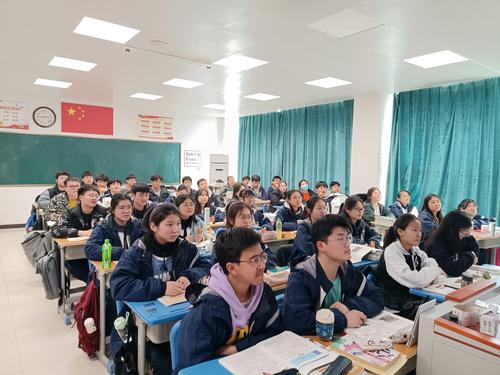 3.同学们在认真学习“开学第一课”