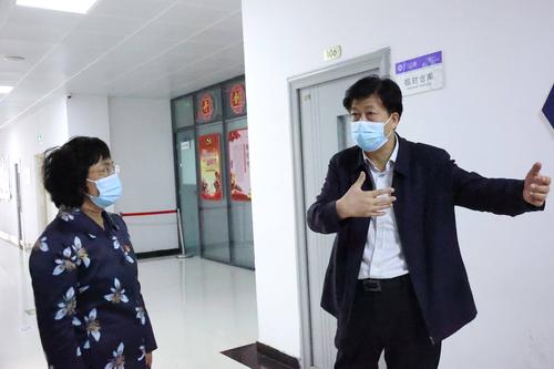 3郑州市教育局局长楚惠东对学校疫情防控工作给予具体指导