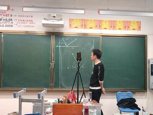 4.数学组卢锐涛老师留守学校在教室给学生上网课