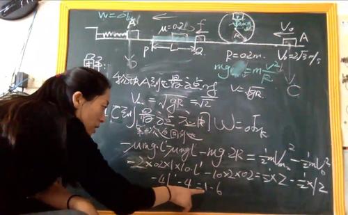 8.物理组李晓培老师将黑板搬进书房还原课堂效果