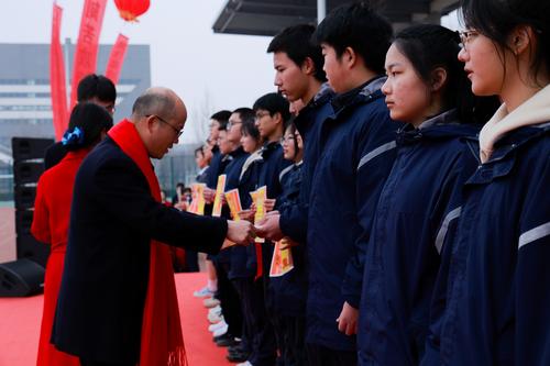 4副校长王宏亮为获奖同学颁奖（2）