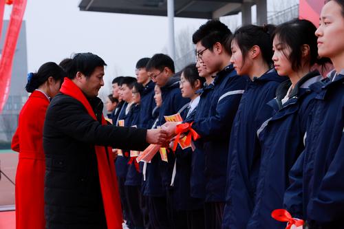 4副校长郑棣为获奖同学颁奖（3）