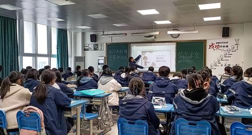 2.同学们在班会上认真学习