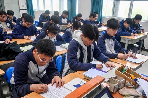 3同学们在《防电信网络诈骗》承诺书上签字