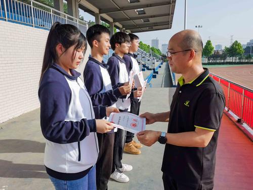 1副校长王宏亮为获得国家奖学金的同学颁奖