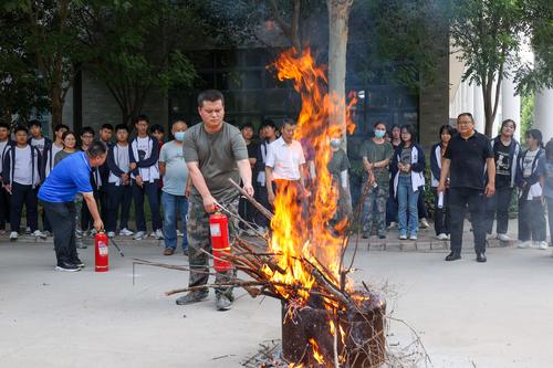 7.灭火组成员进行灭火器的实战演练