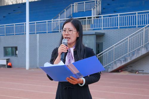 5高一年级长李新华老师总结发言并宣读获奖名单