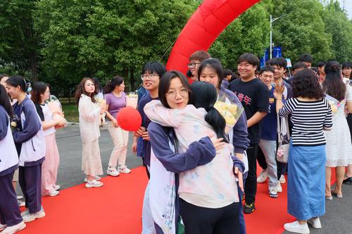 5高三学子与老师拥抱