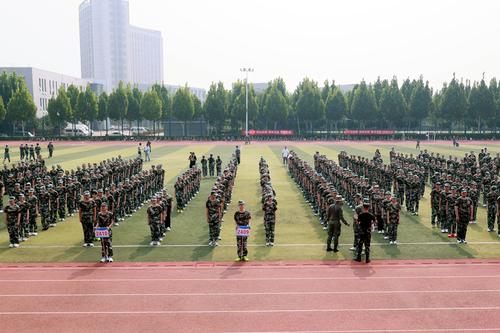 5开营仪式参训同学列队站立