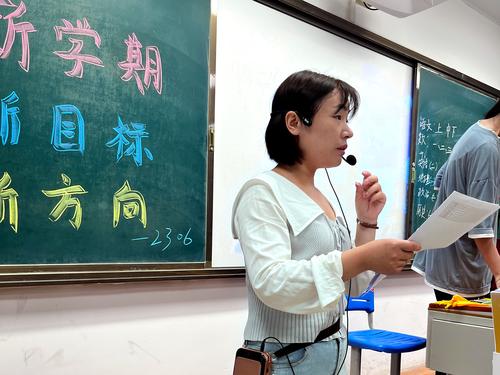 2李亚亚老师在精心召开“开学第一课”