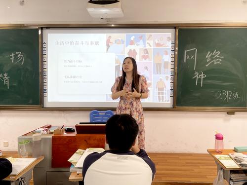 1班主任张静媛向同学们讲解网络法律法规