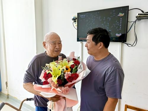 1副校长郑棣代表学校领导慰问离休教师