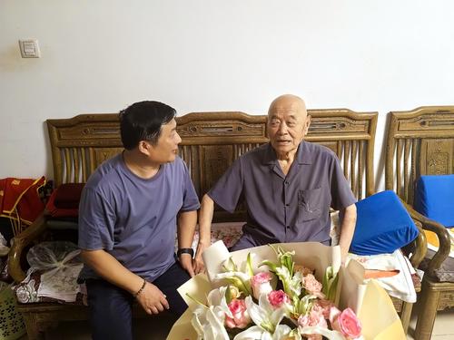 2为离休教师张殿卿送上节日祝福