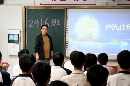 1班主任朱冬冬与同学们分享自己家乡的中秋风俗