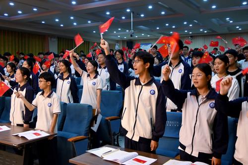 3学生们演唱红色歌曲为祖国庆生