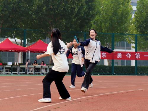 4接力赛传递团队精神