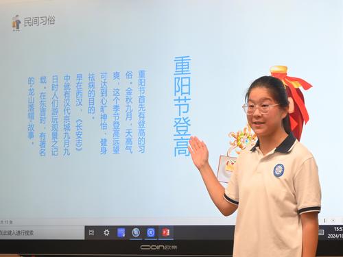 3 2406班团支书朱珂欣向同学们讲述重阳节登高的习俗