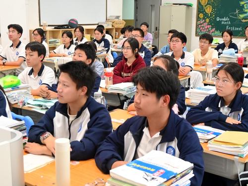 5同学们聚精会神地聆听