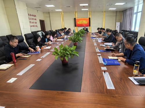 2与会人员认真学习领会教育大会精神