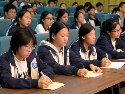 3学生们认真记录