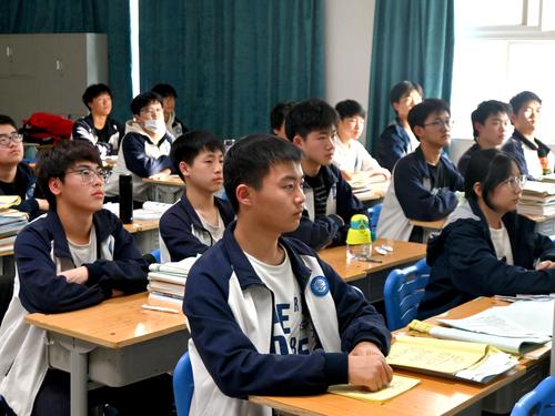 3.学生们认真听老师讲述抗美援朝战争的历史事迹