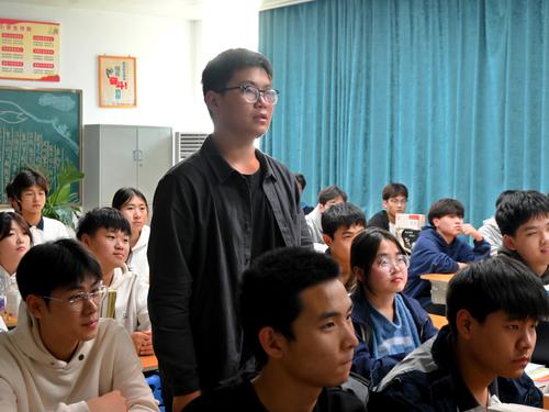 3.学生向老师咨询政策具体内容