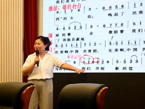 5.音乐教师刘蕾为入团积极分子讲授团课