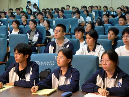 7.学生们聚精会神地听讲，气氛热烈