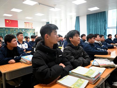 3.学生们聚精会神地听讲