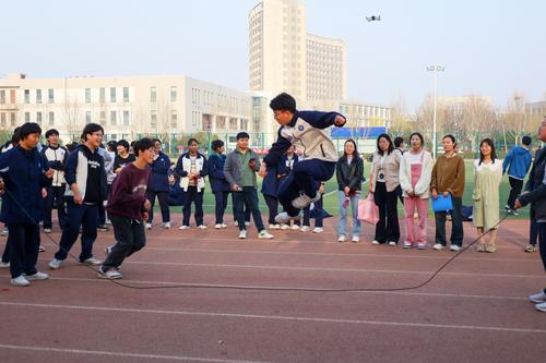 1.同学们在参加春季趣味运动会跳绳比赛