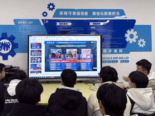 2苏文泽带领同学们学习大学竞赛项目