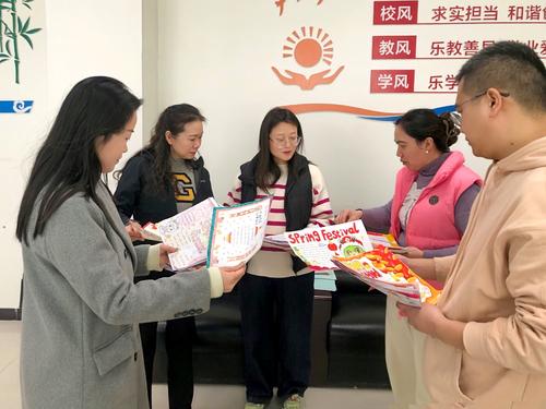 1英语组教师对手抄报进行评选