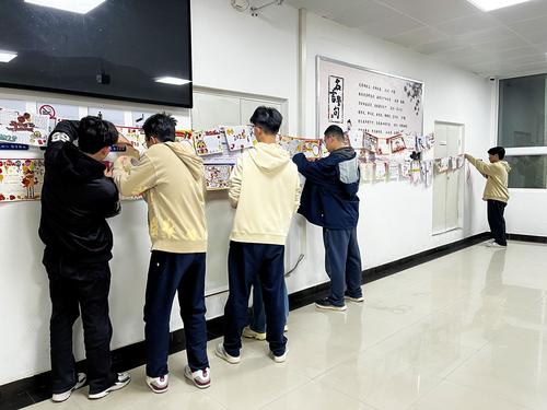 2学生提前悬挂布置，为展示活动做准备