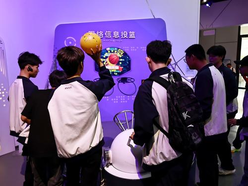 5..同学们和机器人比赛投篮