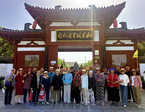 3老师们在杜甫故里门前合影留念