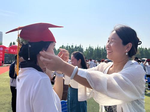 3母亲为孩子戴上成人帽