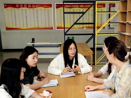 1与会老师认真讨论