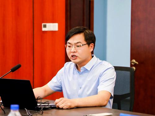 1.朱开锋老师在作班主任家庭教育指导能力培育的主题发言
