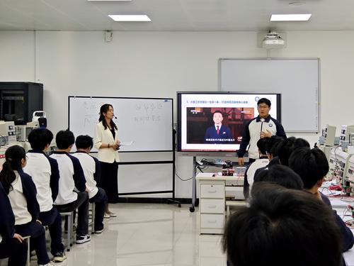 1郑州市信息技术学校教师李晓培授课中