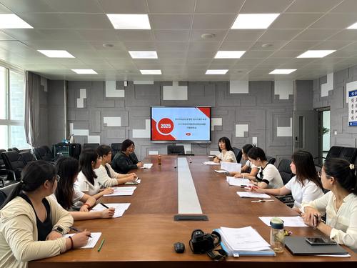 1.开题报告会现场，梁爽主持会议