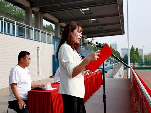 2校团委书记李晓培宣读《关于批准肖冠宇等181名同学加入中国共产主义青年团的决定》